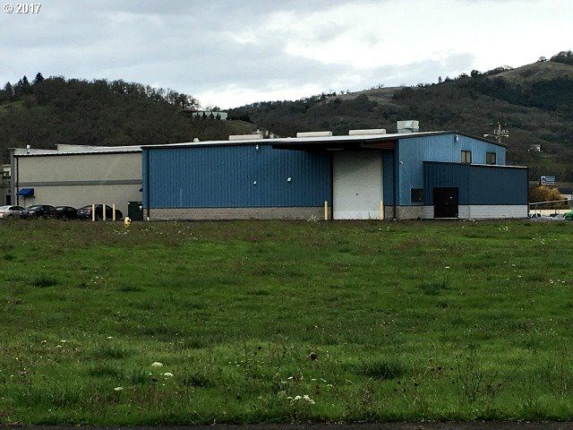 329 E Happy Valley Rd, Roseburg, OR 97471
